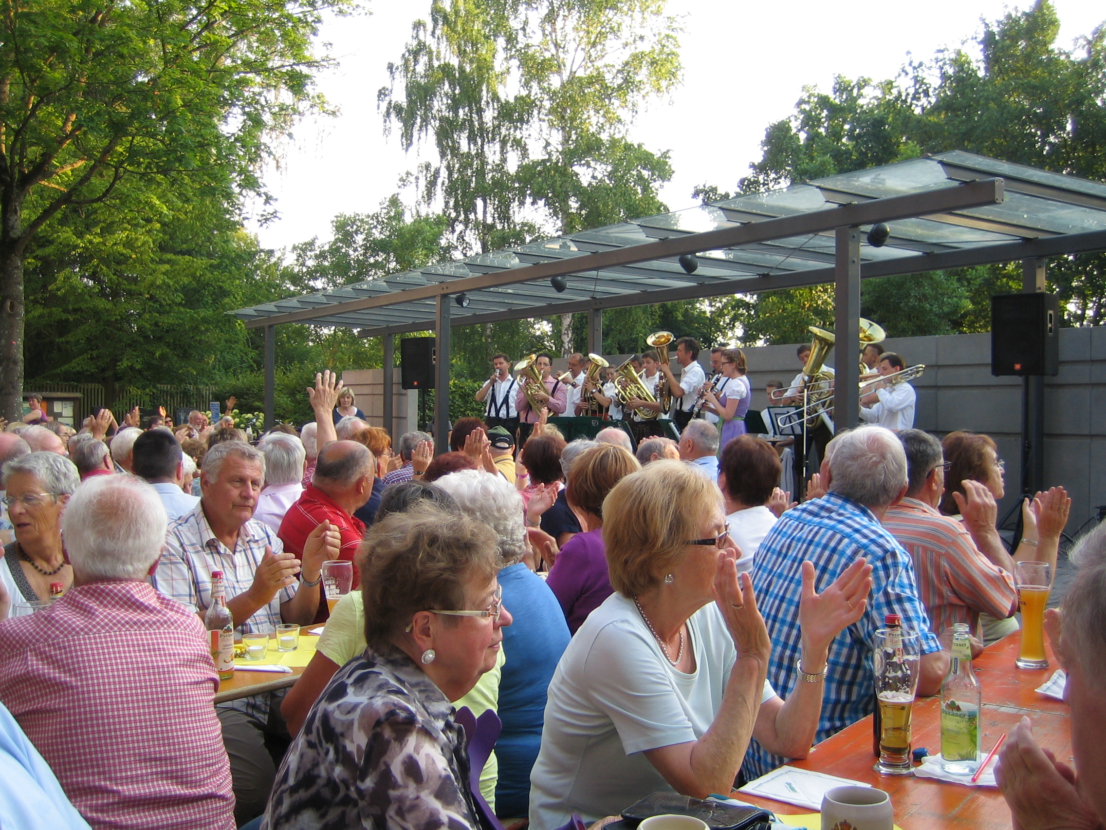 Das Publikum feiert ausgelassen beim Böhmischen Abend (2014)